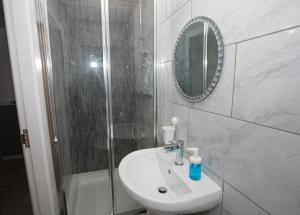 Kylpyhuone majoituspaikassa Comfortable stay in Shirley, Solihull - Room 1