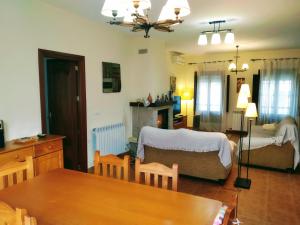 Postel nebo postele na pokoji v ubytování Casa Rural Almécija + 37 fotografií