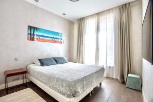 尼斯的住宿－Luxurious 2 Bedrooms Apartment, 30 meter from beach，一间卧室设有一张床和一个大窗户