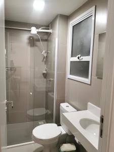 een badkamer met toilet, douche en wastafel bij Apto Privado no Edifício Helbor My Way Abolição in Fortaleza