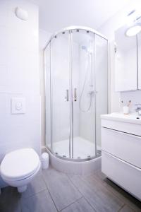 a bathroom with a shower and a toilet and a sink at Joli studio tout confort à 2 pas de la gare Poissy in Poissy