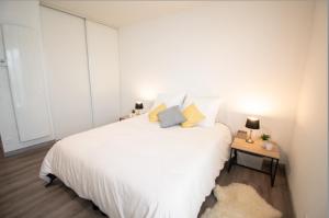 Een bed of bedden in een kamer bij Joli studio tout confort à 2 pas de la gare Poissy
