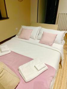 Katil atau katil-katil dalam bilik di La Casa dell'Arco