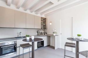 A kitchen or kitchenette at Portone180 Guest House