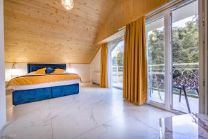 Un pat sau paturi într-o cameră la Risteski Apartments - St. Naum