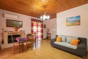 una sala de estar con un sofá y una mesa en Toscana Villas, en Gaïtánion