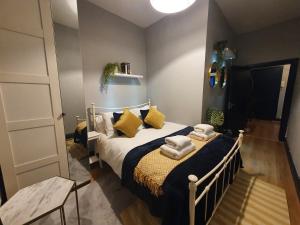 Rúm í herbergi á Cosy bedroom for 2 in shared flat in City Centre