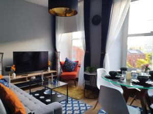 Televizorius ir (arba) pramogų centras apgyvendinimo įstaigoje Cosy bedroom for 2 in shared flat in City Centre