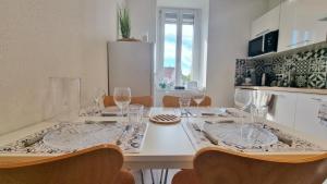 uma mesa de jantar com copos e pratos em Bulles de sommeil - Cozy - RBNB em Mulhouse