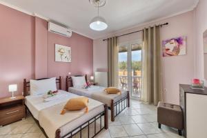 Un dormitorio con dos camas y un balcón. en Toscana Villas, en Gaïtánion 70 fotos más