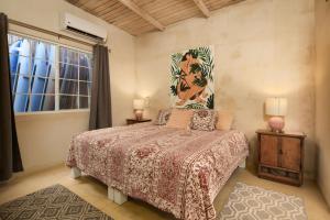 um quarto com uma cama e uma grande janela em My Sisters House - Female only em Sayulita