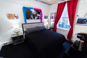 מיטה או מיטות בחדר ב-Music City Hotel - Home of the San Francisco Music Hall of Fame