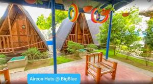 une photo d'une maison avec une chaise devant elle dans l'établissement BigBlue Waters Resort, à Liloan