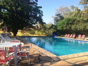 Águas Vivas Hotel Fazenda tesisinde veya buraya yakın yüzme havuzu