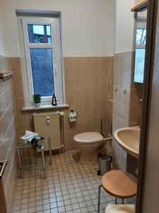 La salle de bains est pourvue de toilettes et d'un lavabo. dans l'établissement Fewo Wulff, à Goslar