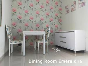 ein Zimmer mit einem Tisch und zwei Stühlen und einer Kommode in der Unterkunft Full House Emerald Villa i6 2 BR Near JTP 3 in Batu + 7 Fotos
