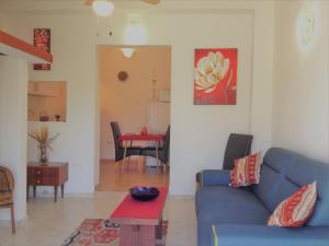 salon z niebieską kanapą i stołem w obiekcie Bungalow Small House w mieście Stara Novalja