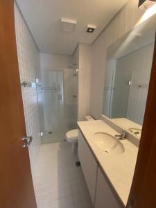 W łazience znajduje się umywalka, prysznic i toaleta. w obiekcie Apartamento Praia Grande w mieście Ubatuba