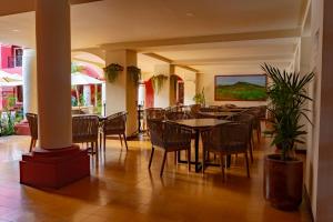 a dining room with a table and chairs at Nukari Quinta Boutique in Jala