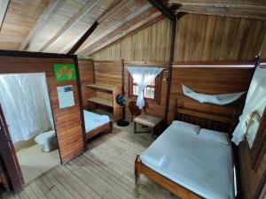 Habitación pequeña con 2 camas y aseo en Posada Don Aí, en El Valle 62 fotos más