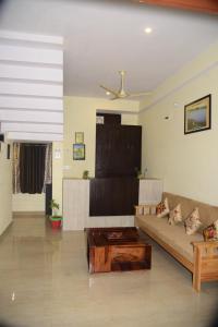 The Vantage Haveli في ساواي مادهوبور: غرفة معيشة مع أريكة وطاولة قهوة