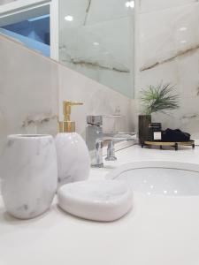 Ένα μπάνιο στο Ivory Lane City Center Luxury Suite +24 φωτογραφίες