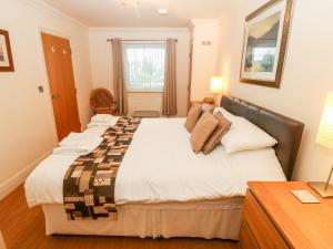 מיטה או מיטות בחדר ב-Linksway