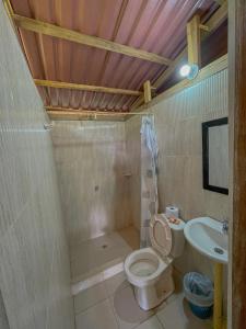 un baño con inodoro y lavabo en Posada Don Aí, en El Valle