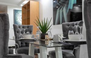 a dining room with a table and two chairs at Résidence L'écrin in Yaoundé