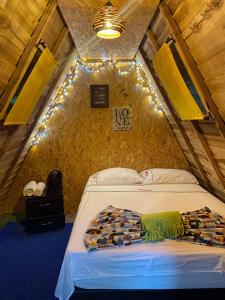 Un dormitorio con una cama con luces. en MINCA Chunuu - glamping - coworking MINCA en Minca