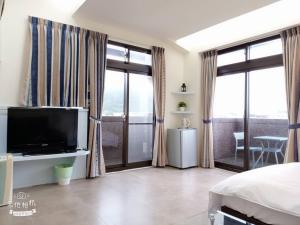 1 dormitorio con 1 cama y TV en una habitación en 宜蘭頭城空空如也Kong Kong, en Toucheng