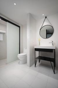 Bilik mandi di 有集城市客栈锦绣中华店Unijoy Cityinn Splendid China Shenzhen