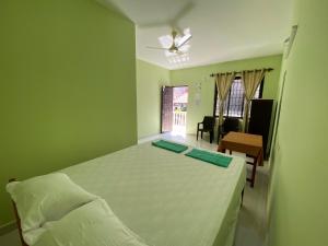 En eller flere senger på et rom på Flavia Paradise Guest House