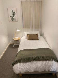 a bedroom with a large bed with a pillow on it at Tanunda's Magpie House in Tanunda