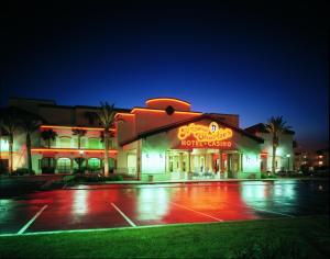 un hôtel avec un panneau de néon dans un parking dans l'établissement Arizona Charlie's Boulder, à Las Vegas