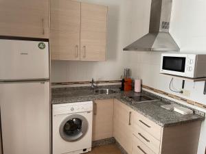 Il comprend une cuisine équipée d'un évier et d'un lave-linge. dans l'établissement Apartamento junto Plaza de la Corredera & Parking Gratuito, à Cordoue