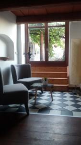 a living room with a couch and a table at Hotel und Gasthof Dreibeiniger Hund in Görlitz