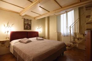 フィレンツェにあるItalian Experience-Suite Medici Loft 8の階段のある部屋にベッドルーム1室(ベッド1台付)