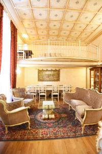 - un salon avec des canapés et une table dans l'établissement Italian Experience-Suite Medici Loft 8, à Florence