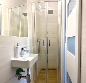 La salle de bains est pourvue d'un lavabo et d'une douche. dans l'établissement Private apartment - Park Olomouc - super lokalita, à Olomouc
