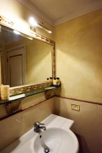 Salle de bains dans l'établissement Italian Experience-Suite Medici Loft 8
