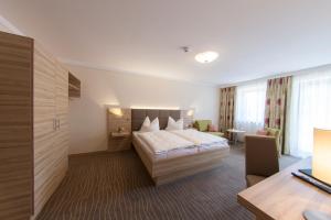 Ein Bett oder Betten in einem Zimmer der Unterkunft Hotel Straßhof