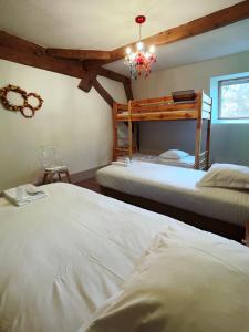 Bunk bed o mga bunk bed sa kuwarto sa La Maison Verneuil