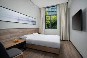 TV a/nebo společenská místnost v ubytování Unijoy Cityinn OCT Loft Shenzhen有集城市客栈创意园店 + 13 fotografií