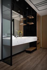 Kuchyň nebo kuchyňský kout v ubytování Unijoy Cityinn OCT Loft Shenzhen有集城市客栈创意园店