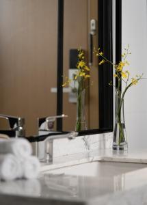 Vannituba majutusasutuses Unijoy Cityinn OCT Loft Shenzhen有集城市客栈创意园店