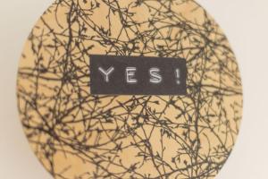 a plate with a sign that says yes at Appartementhaus Winter in Radstadt