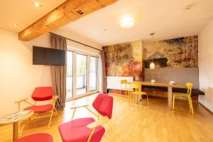 ein Esszimmer mit roten Stühlen und einem Tisch in der Unterkunft Appartementhaus Winter in Radstadt