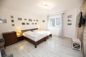 Postel nebo postele na pokoji v ubytování In Spirit, hotel v Rožnovském pivovaru - Pivní Lázně, Wellness & Čokoládovna