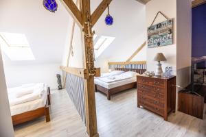 Postel nebo postele na pokoji v ubytování In Spirit, hotel v Rožnovském pivovaru - Pivní Lázně, Wellness & Čokoládovna + 34 fotografií